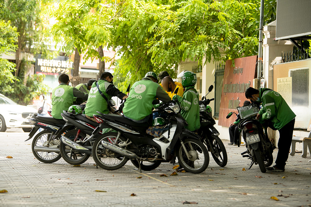 Hà Nội yêu cầu người dân thực hiện nghiêm thông điệp 5K, giữ khoảng cách tối thiểu 2m khi giao tiếp; không tụ tập quá 5 người ngoài phạm vi công sở, trường học, bệnh viện...