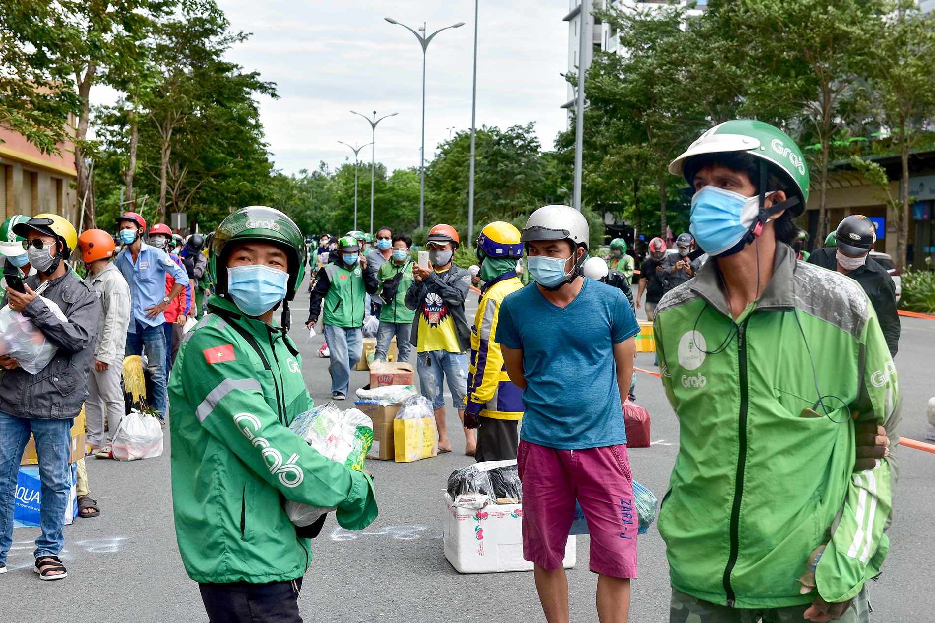 Đến cuối khung giờ quy định buổi chiều, vẫn còn nhiều người đứng chờ để được giao hàng.