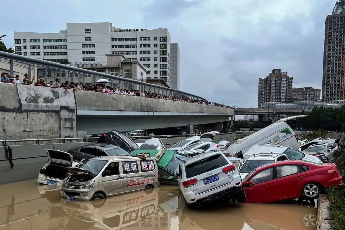 Ô tô xếp thành đống sau khi bị nước lũ cuốn trôi tại thành phố Trịnh Châu, tỉnh Hà Nam, Trung Quốc. Ảnh: Getty Images