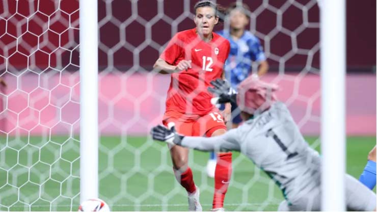 Tiền đạo&nbsp;Christine Sinclair mở tỷ số sớm cho ĐT nữ Canada vào lưới đội chủ nhà Nhật Bản