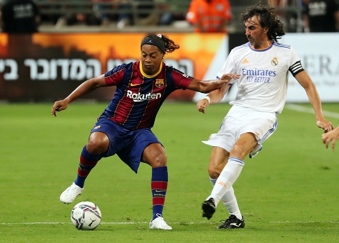 Ronaldinho "nhảy múa" trước các huyền thoại Real Madrid