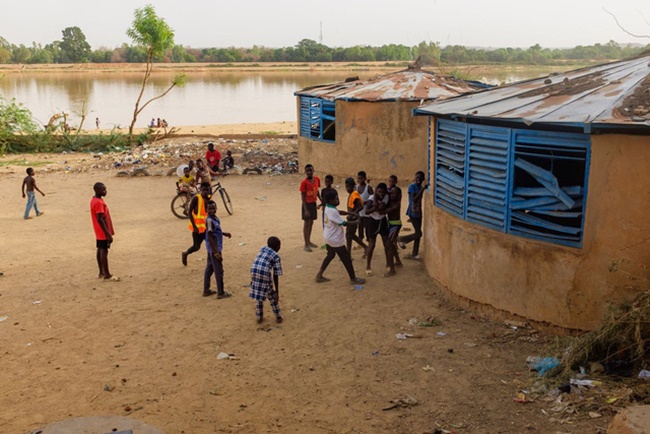 Niger là quốc gia ở châu Phi đang khiến người ta bất ngờ vì nhiều ngày không xuất hiện ca dương tính mới. Chính phủ nước này đã quyết định gửi hàng ngàn liều vắc xin ra nước ngoài.
