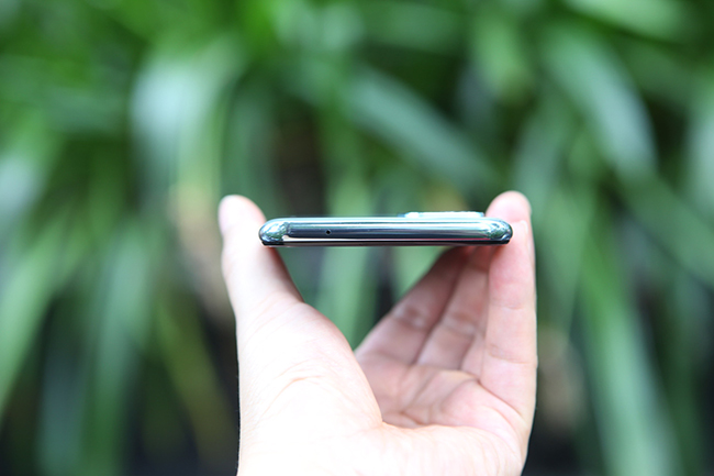 "Nhờ trọng lượng nhẹ và kiểu dáng mỏng, Reno6 Z hòa vào cuộc sống của bạn một cách dễ dàng và bạn sẽ không cảm thấy mệt mỏi ngay cả khi sử dụng điện thoại cả ngày", Giám đốc Sản phẩm OPPO Việt Nam mô tả trong buổi ra mắt sản phẩm.
