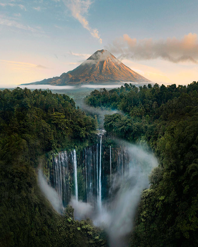 Được các khu rừng mưa nhiệt đới rậm rạp và tươi tốt bao quanh nên thác nước tuyệt đẹp rộng 120m này đã trở thành một trong những thác nước đẹp và ấn tượng nhất mà bạn khó có thể tìm thấy ở bất cứ đâu.