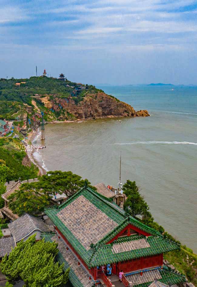 Penglai Pavilion (tháp Bồng Lai) tọa lạc trên núi Danya thuộc Yên Đài, tỉnh Sơn Đông, Trung Quốc là một quần thể kiến trúc cổ cực kỳ tráng lệ.
