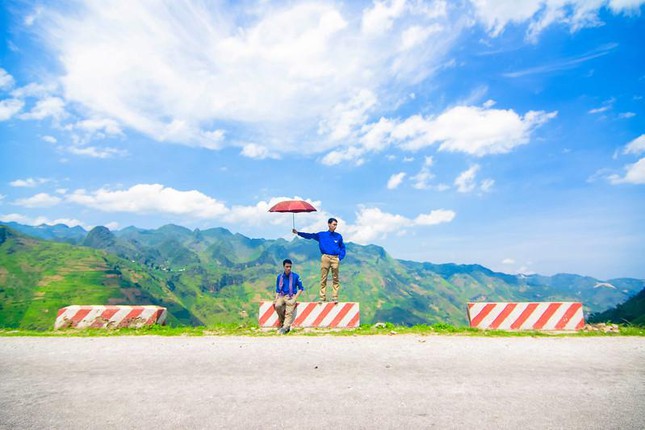 Một mình đi bộ trên đèo Mã Pí Lèng dưới cái nắng 40 độ, chàng trai 9X tự đặt máy ảnh để chụp chính mình.