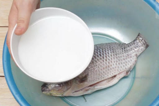Nước vo gạo rất hữu ích trong khử mùi tanh của cá (Ảnh minh hoạ)