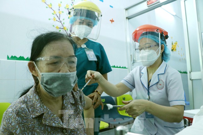 Cùng với điểm tiêm chủng tại bệnh viện, Bệnh viện quận Phú Nhuận cũng cử đội tiêm chủng đi tiêm ở các điểm tiêm trong cộng đồng cho các đối tượng ưu tiên theo Nghị quyết 2 của Chính phủ theo sự phân công của Sở Y tế TP.HCM.