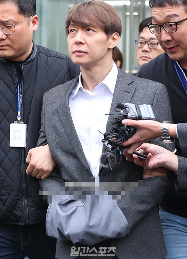 Sau đó không lâu, nam diễn viên liên tiếp “ngập” trong scandal. Đỉnh điểm vào năm 2019, Park Yoochun phát hiện dương tính với ma tuý đá và bị tòa tuyên án 2 năm tù treo. Nam diễn viên tuyên bố giải nghệ và rời khỏi làng giải trí.
