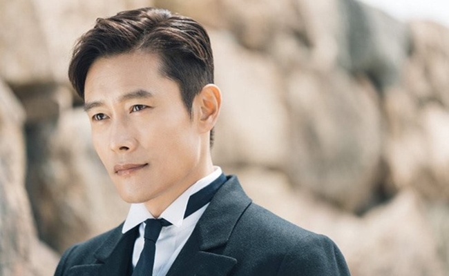 Ở tuổi 55, Lee Byung Hun có sự nghiệp nở rộ, gia đình hạnh phúc và vẻ ngoài điển trai, cuốn hút.
