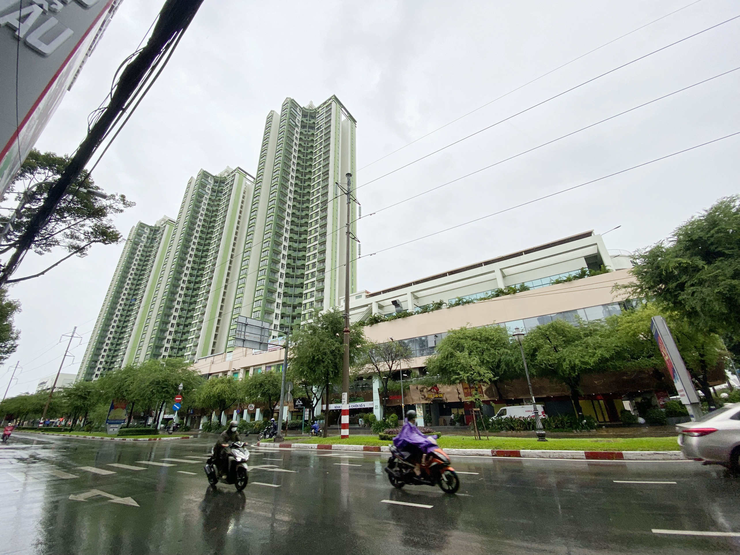 Bệnh viện Dã chiến thu dung số 5 điều trị COVID-19 tại tòa nhà The Garden Mall (Thuận Kiều Plaza cũ) nằm trên đường Hồng Bàng, quận 5, TP.HCM.