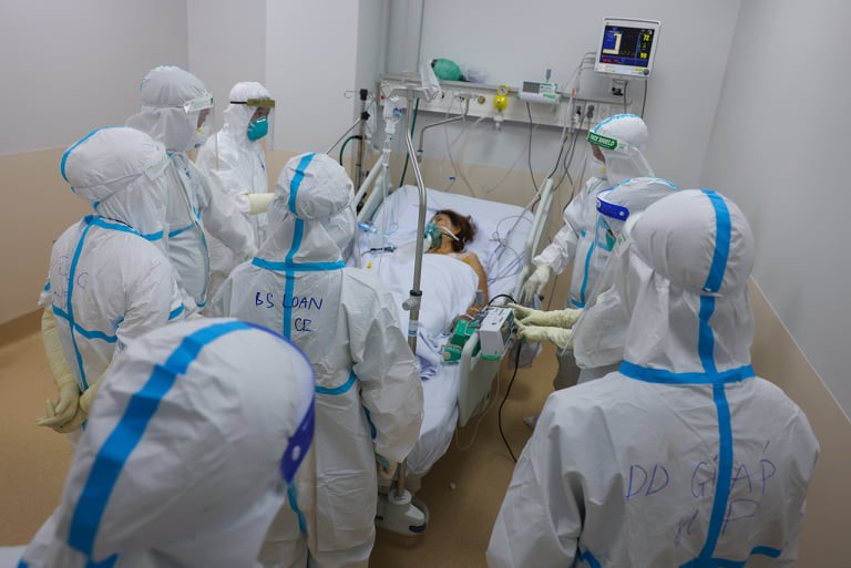 Các đội điều trị tại Bệnh viện Hồi sức COVID-19 TP Hồ Chí Minh có sự tham gia của y bác sĩ từ nhiều bệnh viện và tỉnh, thành.&nbsp;Ảnh: Hải An.