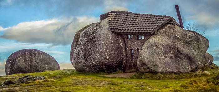 Độc nhất vô nhị ngôi nhà nằm trong tảng đá ở Bồ Đào Nha - 1