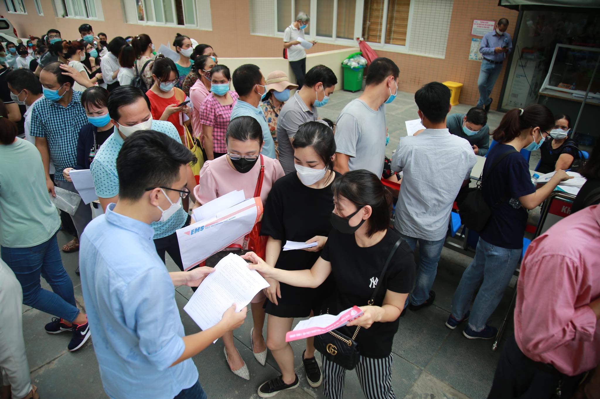 “Chúng tôi hiểu tâm lý người dân cũng rất sốt ruột nhưng mong mọi người tự giác chấp hành quy định phòng dịch. Số thứ tự được sắp xếp theo quy trình, không phải chen lên trước thì sẽ được tiêm trước", ông Thành nói và cho hay, đến nay Bệnh viện E đã tiêm vaccine Covid-19 cho hơn 50.000 người, chưa xảy ra trường hợp biến chứng.