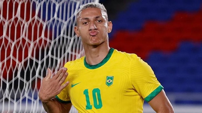 Phút 22, Richarlison ghi bàn nhân đôi cách biệt cho Brazil với cú đánh đầu uy lực