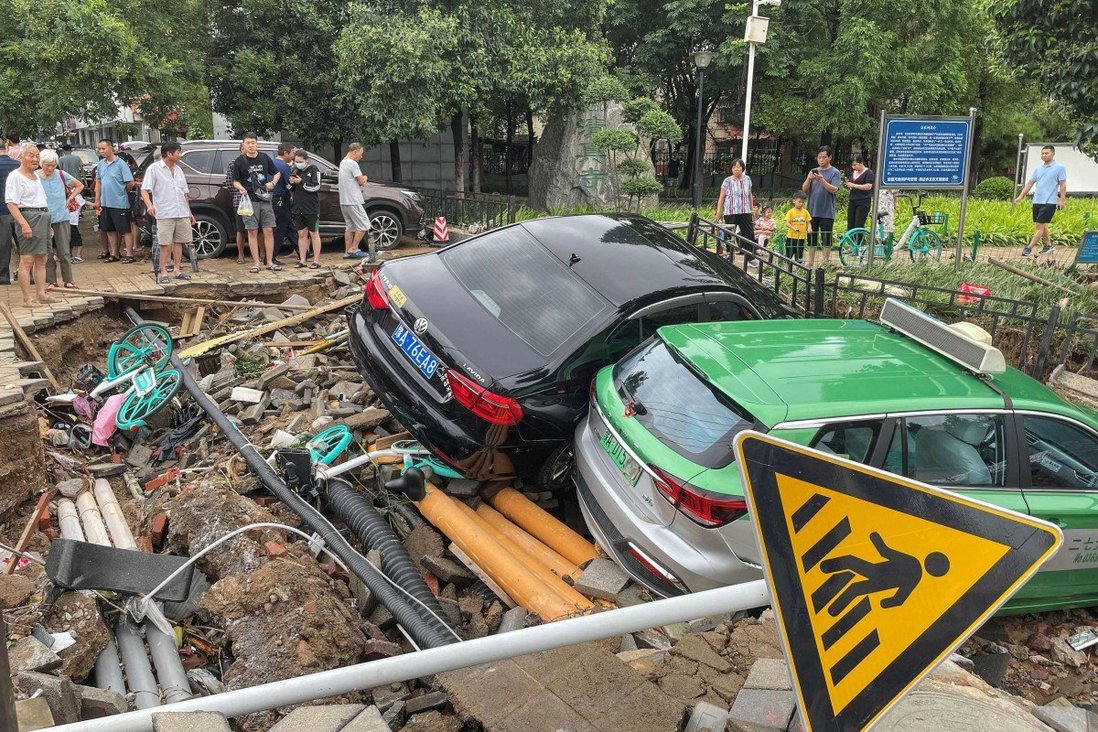 Những chiếc xe hơi bị nước lũ cuốn trôi ở thành phố Trịnh Châu, tỉnh Hà Nam, Trung Quốc.