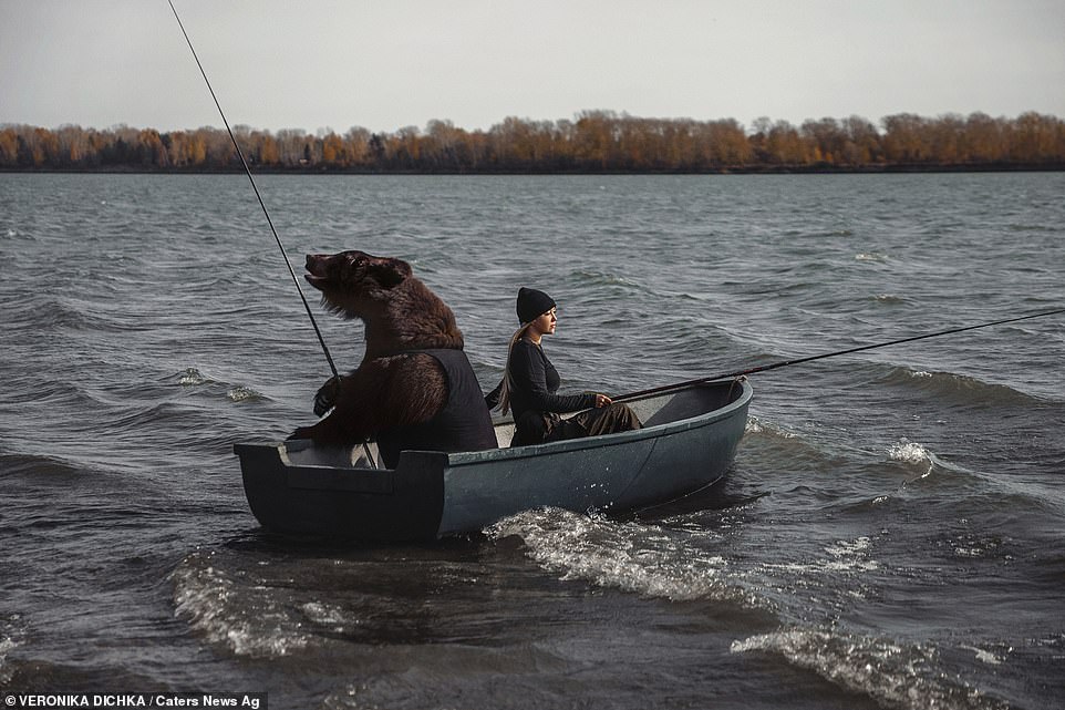Gấu nâu ngồi câu cá cùng nữ chủ nhân.