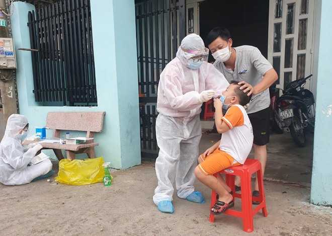 CDC Đồng Nai lấy mẫu xét nghiệm COVID-19 trong khu phong tỏa tại phường Trảng Dài, TP Biên Hòa.