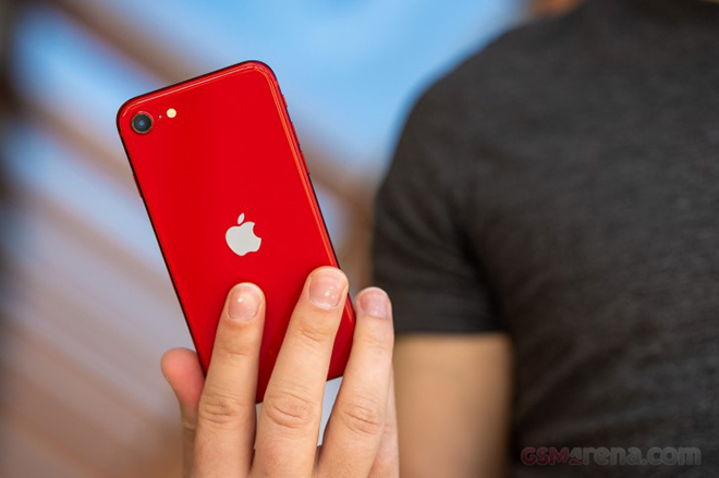 iPhone SE màu đỏ.