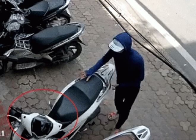 SỐC: Trộm dùng chân đạp gãy khóa cổ, lấy cắp Honda SH trong chớp mắt - 1