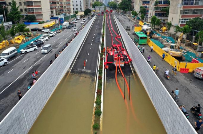 Những hình ảnh đáng quên sau lũ lụt kinh khủng ở Trung Quốc - 5