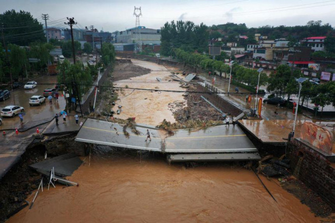 Mưa lớn làm sập hầm đường bộ ở TP Trịnh Châu. Ảnh: Reuters