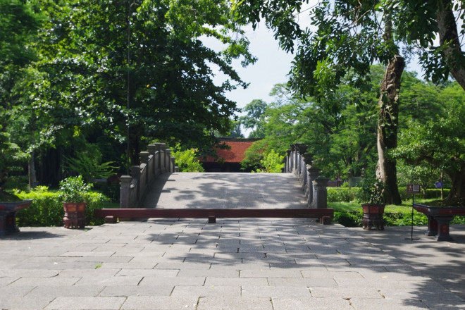Cây cầu đá cổ dẫn vào Khu di tích Lam Kinh.