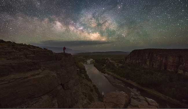 13. Bầu trời đêm lấp lánh phía trên sông Rio Grande tại Công viên Quốc gia Big Bend ở Texas, trong khi Safataj đang thiết lập thiết bị chụp ảnh của mình.
