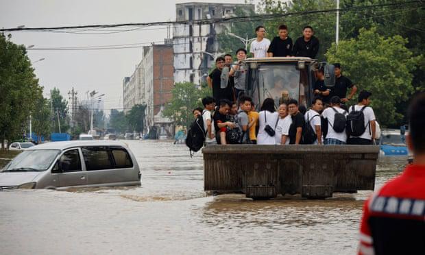 Đường phố biến thành sông ở Trịnh Châu. Ảnh: Reuters