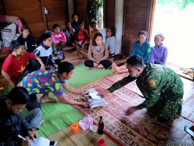 Đại diện Đồn Biên phòng Hướng Lập kịp thời thăm hỏi, động viên và hỗ trợ gia đình bị hỏa hoạn.