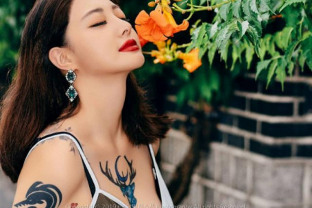 Hot girl Kim Sul Hwa hút mọi ánh mắt vì hình xăm nơi thềm ngực