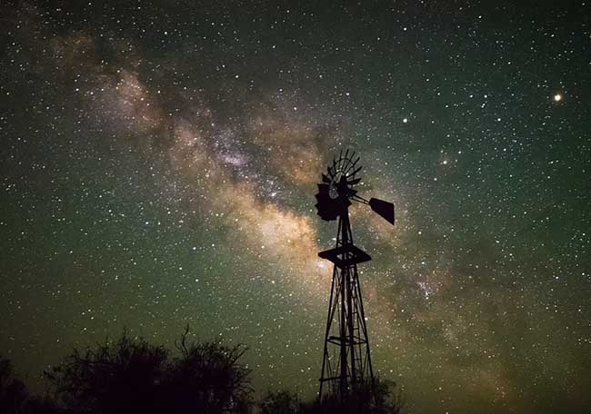 9. Cối xay gió in bóng trên bầu trời đêm lấp lánh tại Công viên Quốc gia Big Bend ở Texas, Mỹ.&nbsp;
