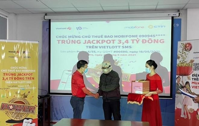 Ông B.T.H tại lễ nhận giải.