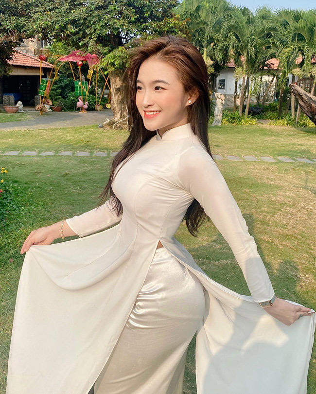 Phan Thị Bảo Trân (sinh năm 2002, Đồng Nai) được biết đến nhờ loạt ảnh diện áo dài đẹp như tượng tạc. 

