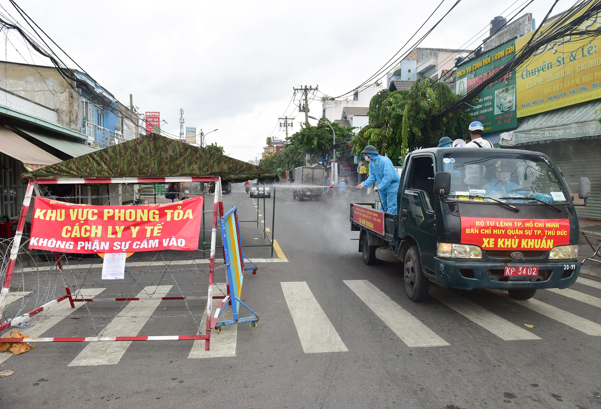 Lực lượng phun khử khuẩn phun xịt từng tuyến đường, khu dân cư tại những khu vực bị phong toả do có nhiều ca nhiễm SARS-CoV-2 trên địa bàn TP Thủ Đức.