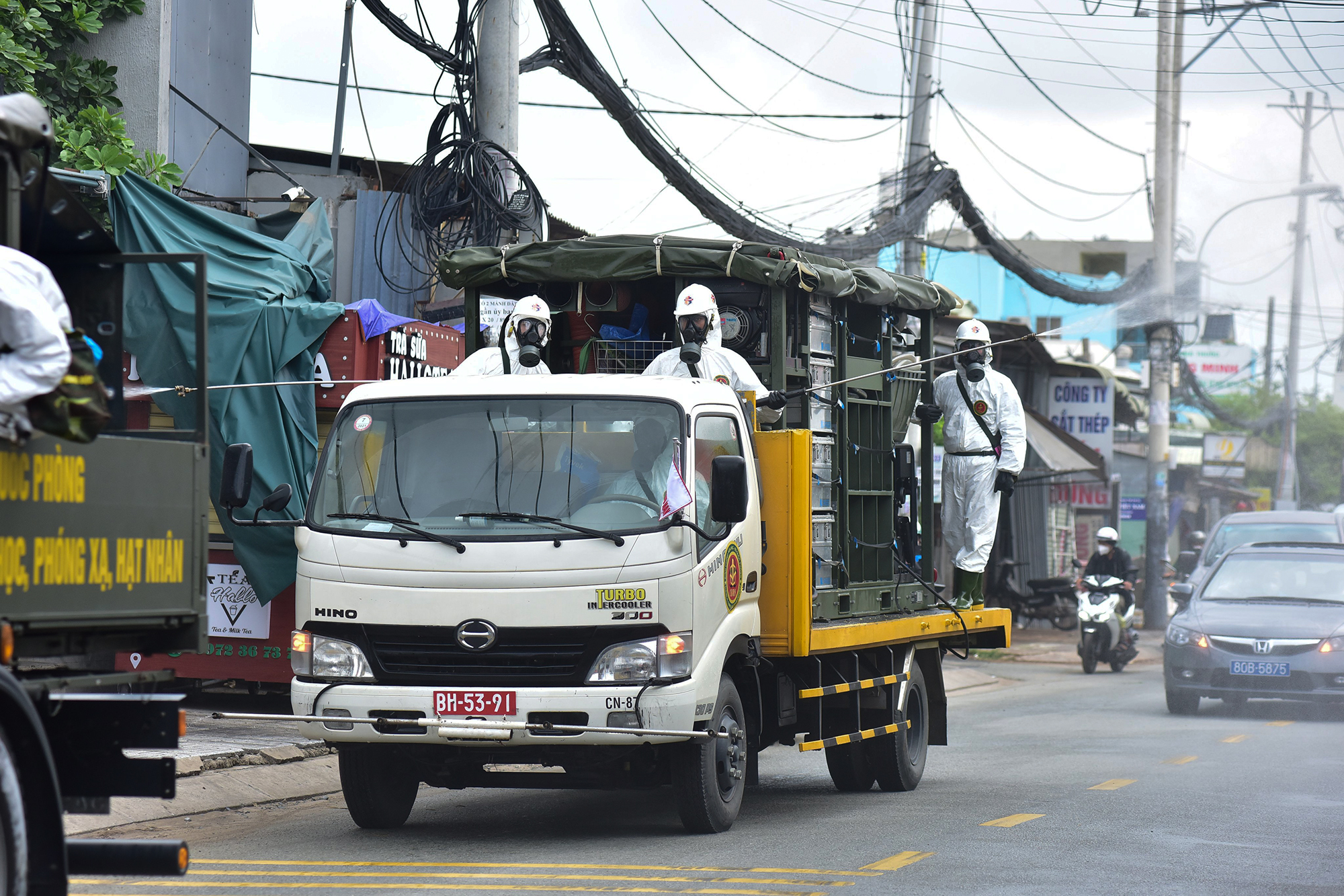 Trong buổi sáng ngày đầu tiên (23/7), lực lượng phun khử khuẩn với khoảng 100 cán bộ, chiến sỹ đã xuất quân di chuyển tới địa bàn TP Thủ Đức và huyện Bình Chánh để khử khuẩn đầu tiên.