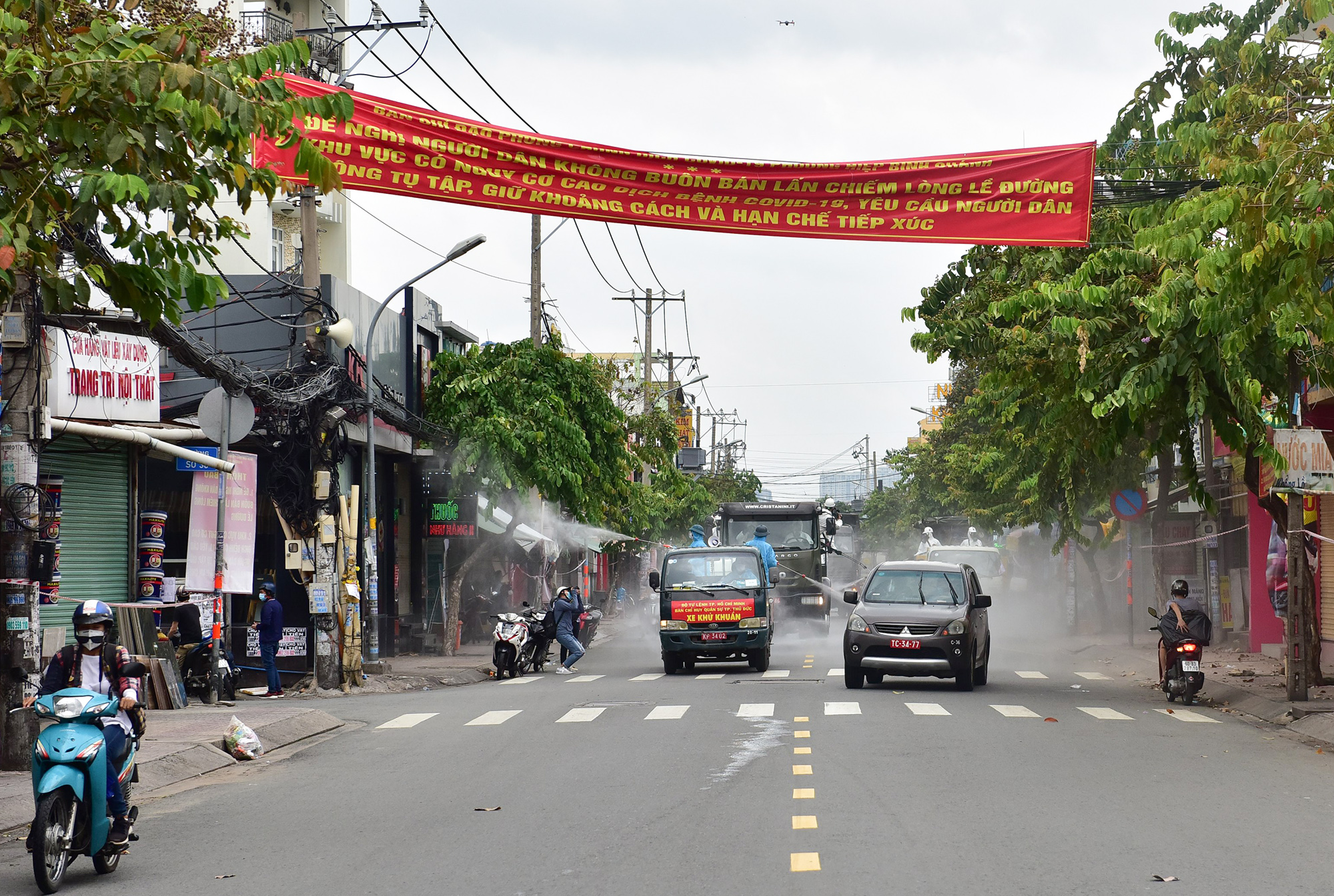 Mỗi đoàn xe khử khuẩn đều có xe dẫn đường, vừa tiến hành khử khuẩn vừa phát loa tuyên truyền về phòng, chống dịch trước diễn biến phức tạp hiện nay.