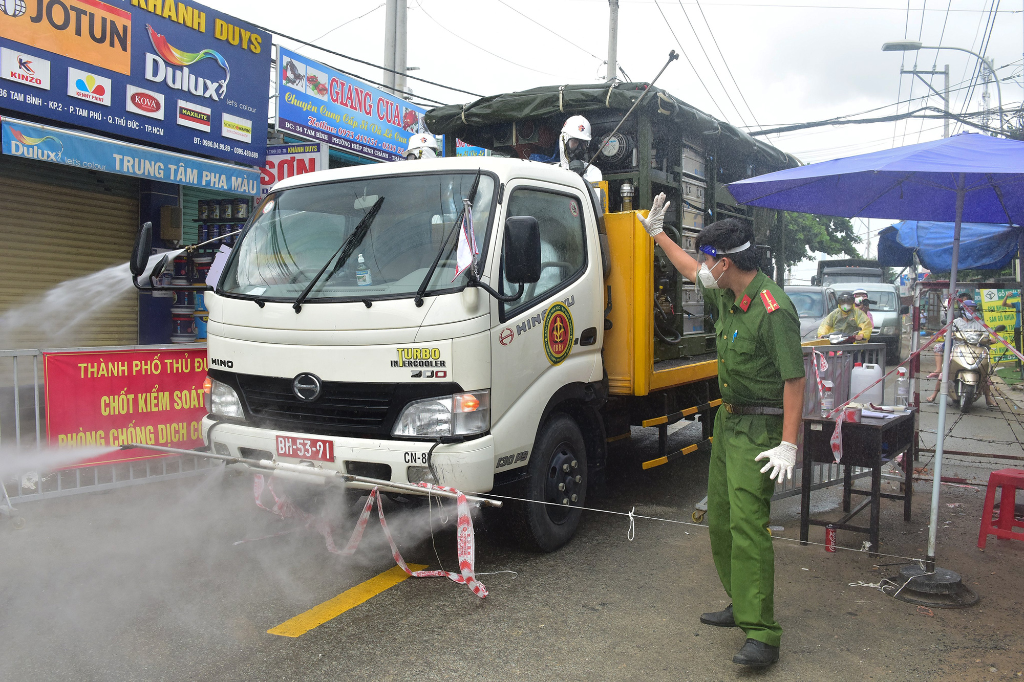 Bộ Tư lệnh TP yêu cầu các cơ quan, đơn vị, Ban Chỉ huy Quân sự TP Thủ Đức và các quận huyện nắm rõ tình hình dịch bệnh tại địa phương để đề xuất khu vực khử khuẩn. Trong quá trình phun khử khuẩn đường phố cần đảm bảo an toàn giao thông, an ninh trật tự.