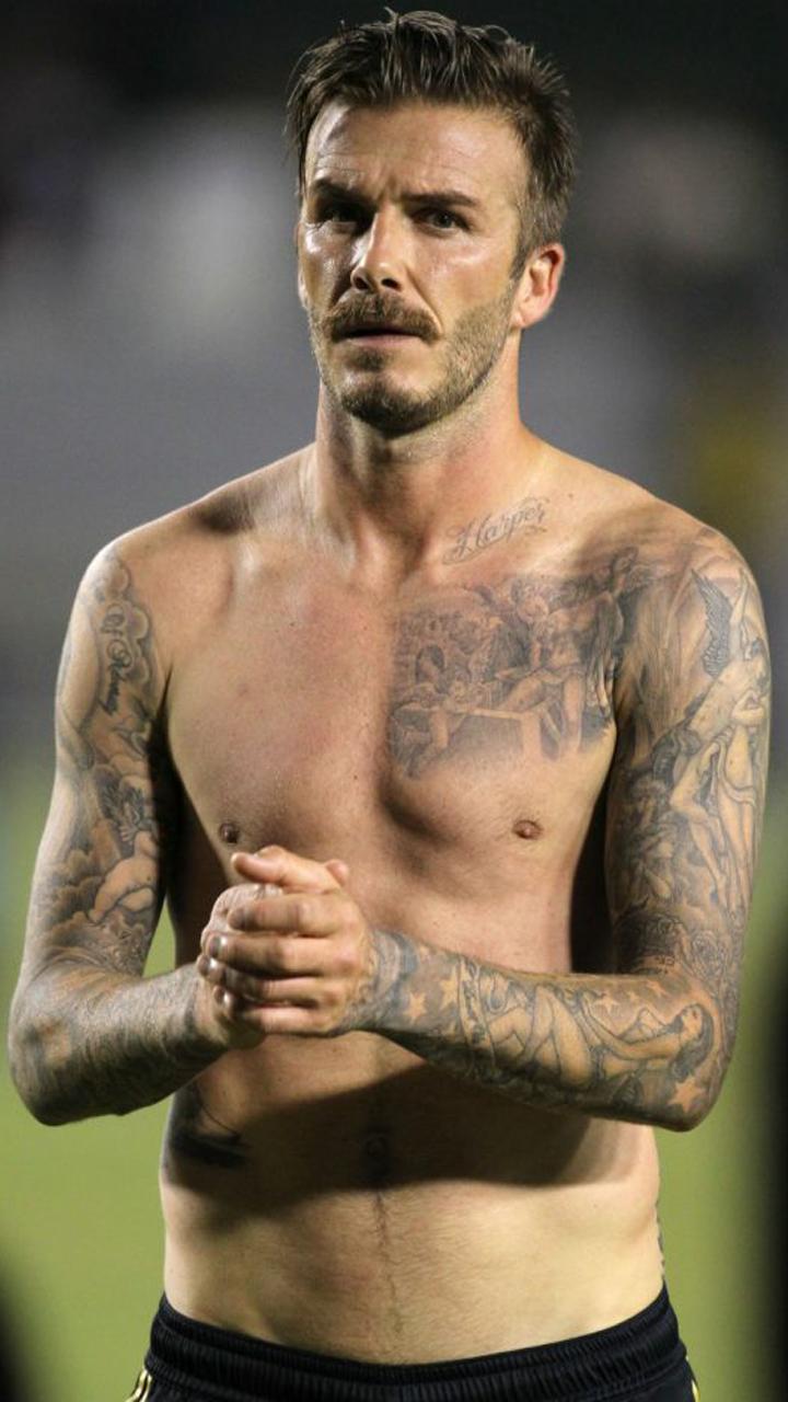 David Beckham cởi áo lộ hình xăm.