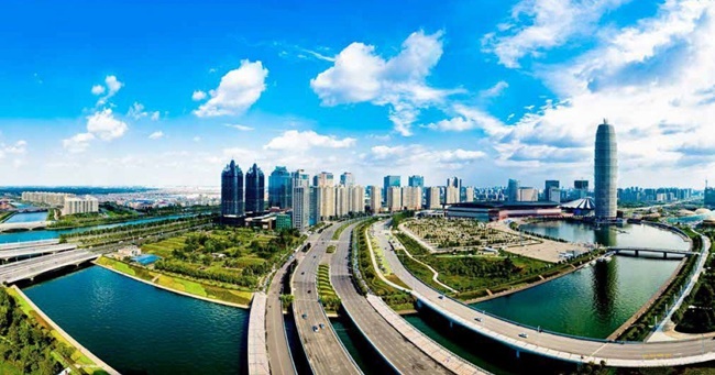 Theo danh sách của tờ China Daily công bố, 10 siêu đô thị hàng đầu của Trung Quốc tính theo GDP thì Trịnh Châu xếp thứ 6 với 1,2 nghìn tỷ nhân dân tệ (tức khoảng 185 tỷ USD).
