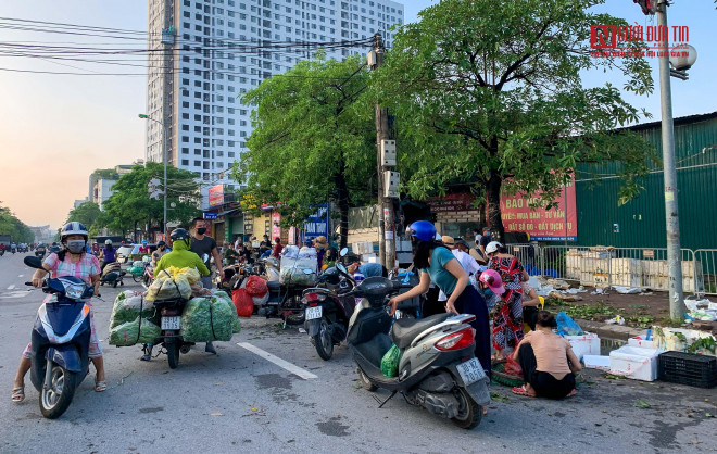 Ghi nhận của Người Đưa Tin Pháp Luật ngay từ 5h30, nhiều khu chợ ở Hà Nội đã trong tình trạng đông đúc, tấp nập người qua lại mua hàng.