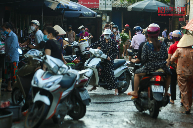 Theo đó, các trung tâm thương mại, siêu thị, chợ dân sinh, cửa hàng tiện lợi, siêu thị mini, cửa hàng tạp hóa, cửa hàng kinh doanh hoa, quả, trái cây, chuỗi kinh doanh nông sản thực phẩm trên địa bàn chỉ bán các mặt hàng thiết yếu được mở cửa để đảm bảo cung cấp đầy đủ nhu yếu phẩm hàng ngày cho nhân dân trên địa bàn.