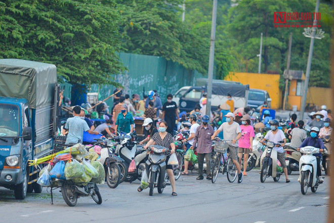 Chợ tạm ở đường Phạm Hùng đông nghịt người mua hàng lúc 6h.