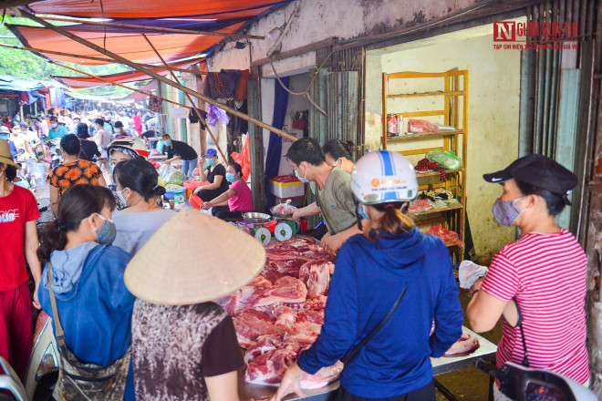 Tại chợ Mỹ Đình, bắt đầu từ 5h30 người dân đã nhộn nhịp mua bán