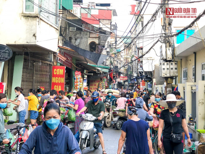 Một số hình ảnh được ghi nhận tại chợ tạm tại thôn làng Phú Mỹ (Mỹ Đình 2, Nam Từ Liêm) lúc 6h40.