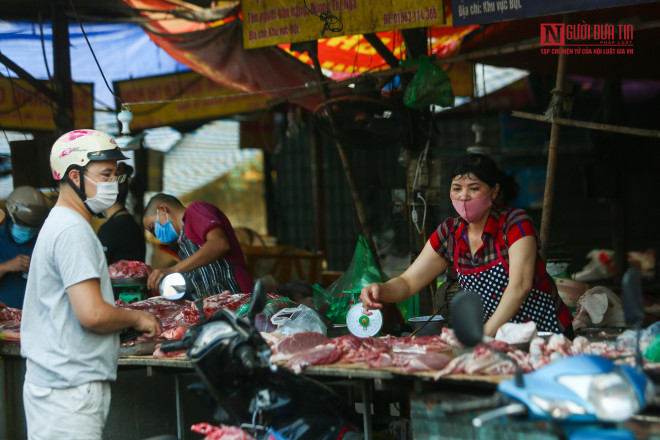 Người dân chủ yếu đi chợ mua thực phẩm dùng trong ngày.