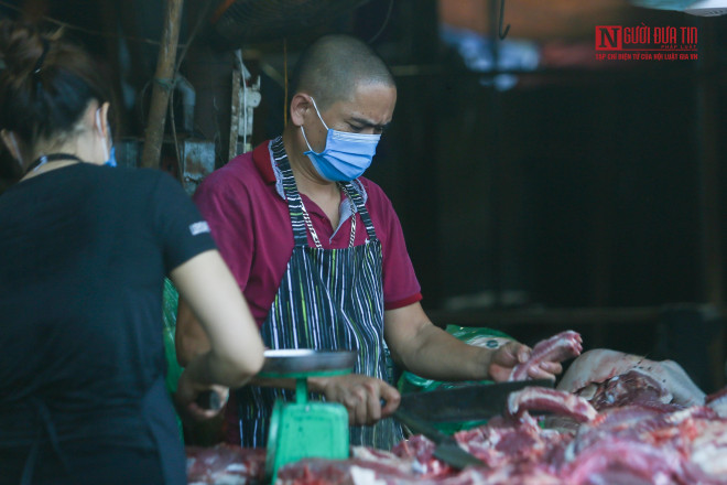 Chia sẻ với phóng viên, một tiểu thương bán thịt tại chợ Nhổn (Bắc Từ Liêm) cho biết, giá cả hàng hoá hôm nay không có gì thay đổi như những ngày bình thường.