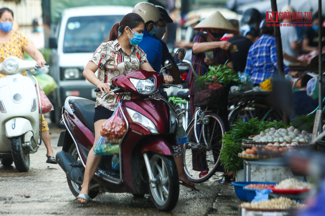 Chị Liên (Bắc Từ Liêm) cho biết, giá cả các mặt hàng thiết yếu như thịt, rau cũng như mọi ngày, không có chênh lệch.