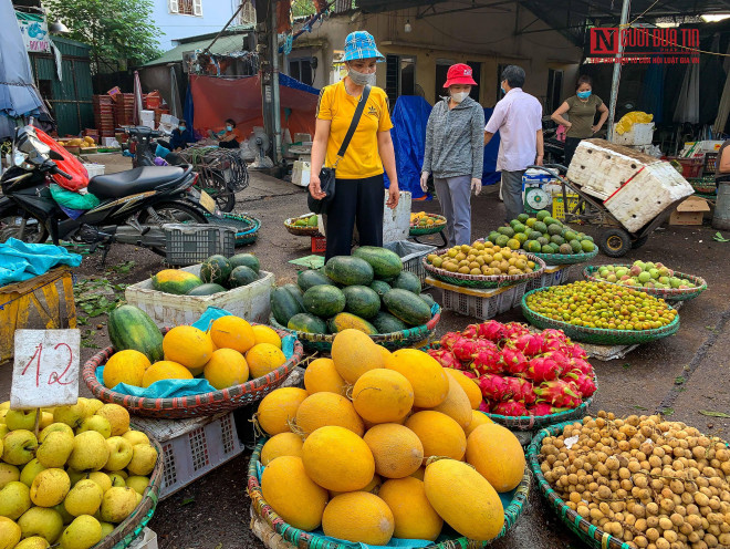 Một tiểu thương bán hoa quả tại chợ Nhổn cho biết, dù là mặt hàng được cho phép mở bán nhưng từ ngày mai sẽ chủ động nghỉ bán để phòng, chống dịch. “Khi nào dịch đỡ căng thẳng, TP trở lại trạng thái bình thường thì mình tiếp tục bán hàng trở lại”, người này cho hay.