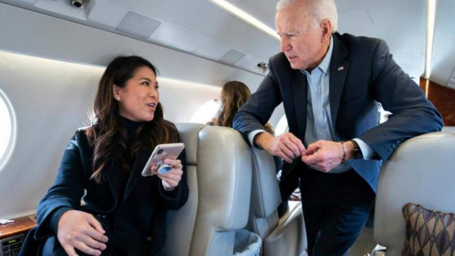 Tổng thống Mỹ Joe Biden trên máy bay - ảnh tư liệu KTLA.